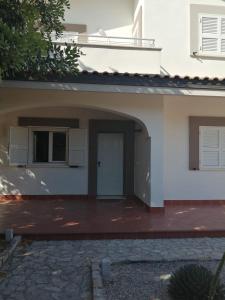 特拉尼B&B dei Girasoli的白色的房子,设有门和庭院