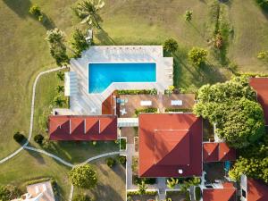 尼维斯Mount Nevis Hotel的享有带游泳池的别墅的顶部景致