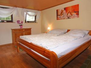 Klein SprenzCottage, Dolgen am See的一间卧室配有一张带白色床单的大床