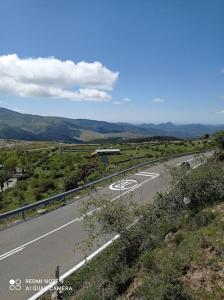 Santa María de la AlamedaCasa Rural Dunas的田野中间一条空的公路