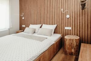 莫斯特拉纳Apartments Triglav的一间卧室设有一张大床和木墙