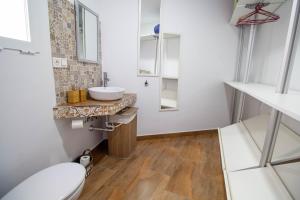 莫特里尔RentitSpain Carrera del Mar, 17 Apartamento的一间带卫生间和水槽的浴室