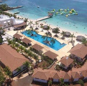 迪斯卡弗里贝Osmax Oasis entire house/2 bedrooms!的享有度假村游泳池的空中景致