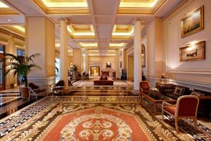 雅典Hotel Grande Bretagne, a Luxury Collection Hotel, Athens的大堂,大地毯