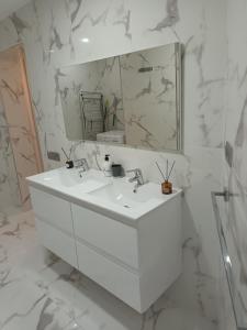 帕塔拉瓦卡Patalavaca, aguamarina的白色的浴室设有水槽和镜子