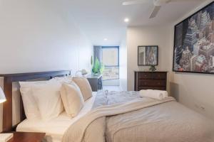 布里斯班Luxurious 2 Bed City Scape Retreat with Rooftop的卧室配有一张带白色床单和枕头的大床。