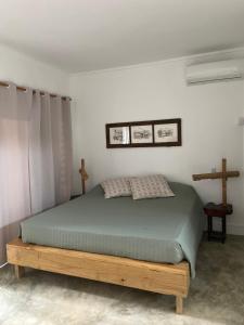 Coteau RaffinOtium的一间卧室配有一张带木制床架的床