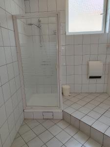 VogošćaEsma的带淋浴和卫生间的白色瓷砖浴室