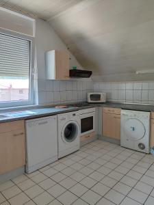 VogošćaEsma的厨房配有洗衣机和烘干机