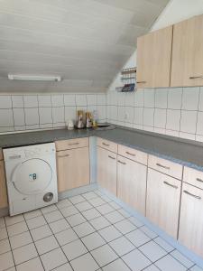 VogošćaEsma的厨房配有洗衣机和烘干机