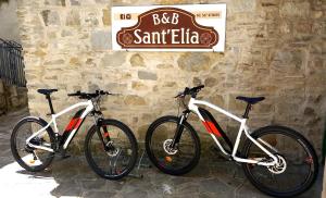 Alessandria del CarrettoSant'Elia B&B的两辆自行车停在石墙旁边