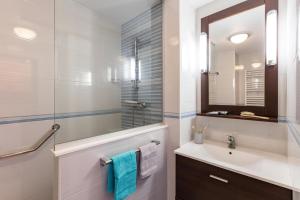滨海圣芒德里耶Jardin de la cote d'azur的白色的浴室设有水槽和镜子