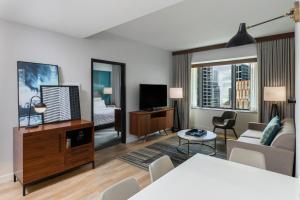 休斯顿Le Meridien Houston Downtown的客厅配有沙发和电视。