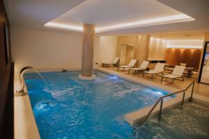 马德普拉塔雷耶斯酒店的在酒店房间的一个大型游泳池