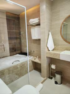 阿布拉奥Pousada Rubi的带淋浴、浴缸和盥洗盆的浴室