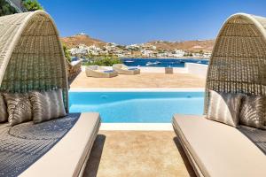 奥诺斯米科诺斯圣玛丽娜豪华精选度假酒店的从度假村顾问的视角看游泳池的景色
