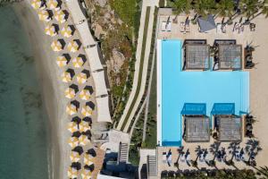 奥诺斯米科诺斯圣玛丽娜豪华精选度假酒店的近海建筑的头顶景色