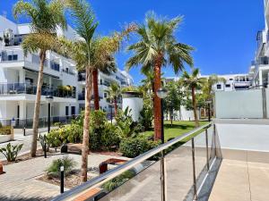 莫特里尔Apartamento Aguacate Beach Golf的享有棕榈树和建筑的景色