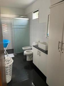 圣贝纳迪诺Casa en San Bernardino Py的白色的浴室设有卫生间和水槽。