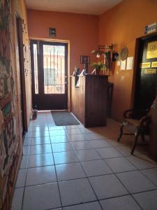 巴利亚多利德Hostel Casa Xtakay的走廊上设有门,铺有瓷砖地板
