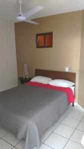 科利马Hotel Caracoles Colima的一间卧室设有两张床和天花板