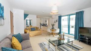 邓迪Quayside 2-Bed Apartment in Dundee的客厅配有沙发和桌子