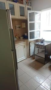布拉柴维尔AUBERGE-NGOMSON的厨房配有炉灶和冰箱。