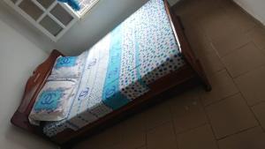 布拉柴维尔AUBERGE-NGOMSON的一张床垫,放在一个房间里地板上