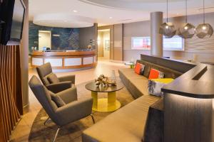 科罗娜SpringHill Suites by Marriott Corona Riverside的大堂配有沙发、两把椅子和一张桌子