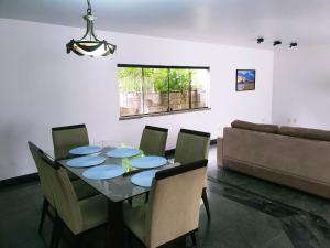 阿拉卡茹Casa Mais的一间带桌椅和沙发的用餐室