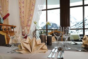皮茨河谷圣莱昂哈德Verwöhn-Harmoniehotel Mandarfnerhof的一张桌子,上面放有酒杯和餐巾