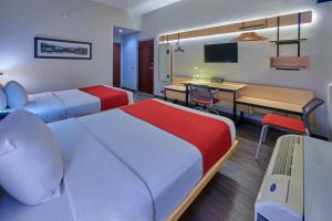 萨尔蒂约都市快车萨尔蒂洛诺特酒店的酒店客房配有两张床和一张书桌