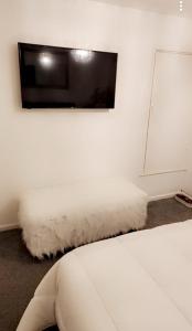 巴塞尔顿Private luxurious space的一间卧室配有一张床,墙上配有电视