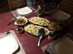 明内里耶Haritha Holidays的一张桌子,上面有几道食物