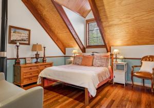 肯图巴Blue Country Lodge的一间卧室设有一张床和木制天花板