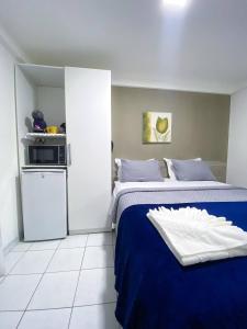 纳塔尔Acomodação aconchegante à beira- mar的一间小卧室,配有两张床和微波炉