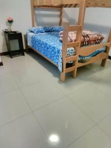 利马Heart of Lima, Miniapartment Groups, Family, Couples的卧室配有1张床和电视,铺有瓷砖地板。