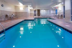 罗切斯特罗切斯特梅奥诊区/圣玛丽区春季山丘套房酒店的大楼内一个蓝色的大型游泳池