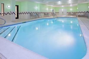 路易斯威尔路易斯维尔斯特波/北春季山丘套房酒店的在酒店房间的一个大型游泳池