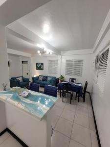 格罗斯岛Chalet Belizomi Tropical Villa #1的客厅配有沙发和桌子