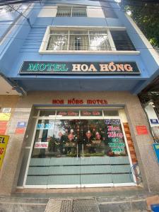 头顿Motel Hoa Hồng的一间位于米迪尔特科之家前的商店