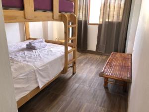 曼克拉La Casa de Don Javier的一间卧室配有两张双层床和一张长凳。