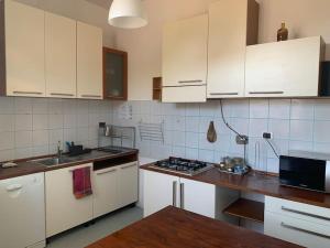 Tagliolo MonferratoUn Tetto Sulle Nuvole by SMART-HOME的厨房配有白色橱柜和台面