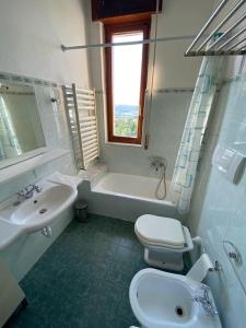 Tagliolo MonferratoUn Tetto Sulle Nuvole by SMART-HOME的浴室配有盥洗盆、卫生间和浴缸。
