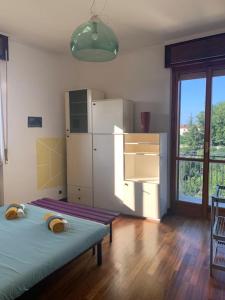 Tagliolo MonferratoUn Tetto Sulle Nuvole by SMART-HOME的客房设有床和冰箱。