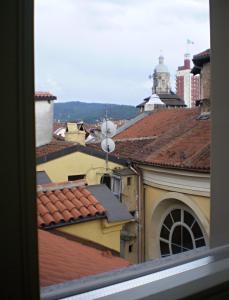 都灵曼萨达帕拉提公寓的从建筑物的窗户欣赏屋顶的景色