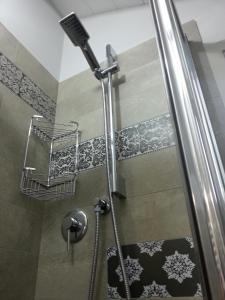 都灵曼萨达帕拉提公寓的浴室里设有玻璃门淋浴