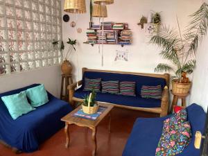 圣克里斯托瓦尔-德拉斯卡萨斯Casa Huipil的客厅配有蓝色的沙发和桌子