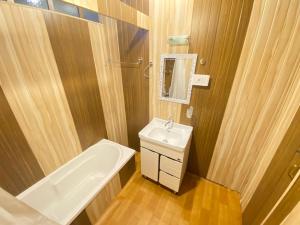斯利那加Nazneen Group Of Houseboats的浴室配有盥洗盆、卫生间和浴缸。
