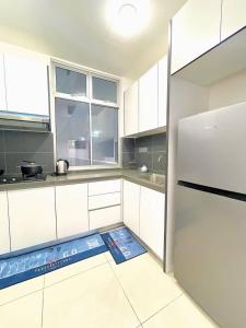 新山SKS Habitat 461 2BR 4-5pax Larkin Johor Bahru的带冰箱的厨房,地板上设有秤